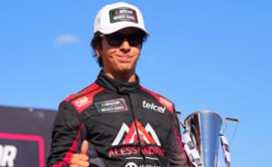 Helio Meza, por el t&iacute;tulo de NASCAR Challenge en la gran final en el Miguel E. Abed de Amozoc